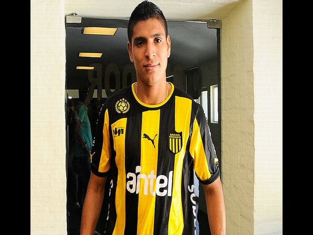 Paolo Hurtado fue presentado oficialmente como jugador de Peñarol