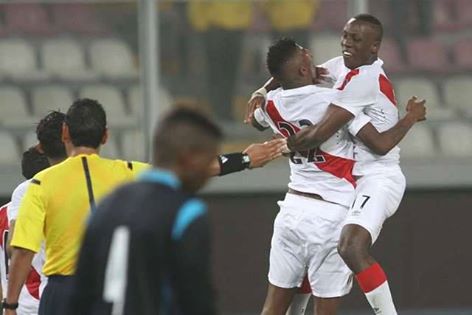 Perú goleó 3-0 a Panamá en el estadio Nacional de Lima