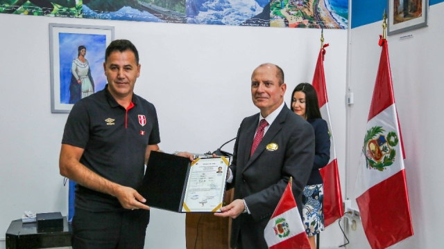 ADFP felicitó a Daniel Ahmed en acto de su nacionalización como Peruano